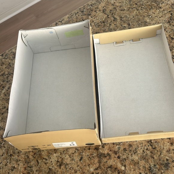 Michael Kors empty shoe box - Picture 5 of 7